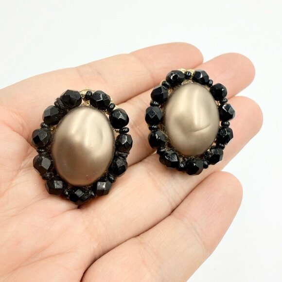 VINTAGE RICHILIEU SIGNED BLACK BEAD JELLY BELLY CLIP ON EARRINGS - Picture 1 of 6
